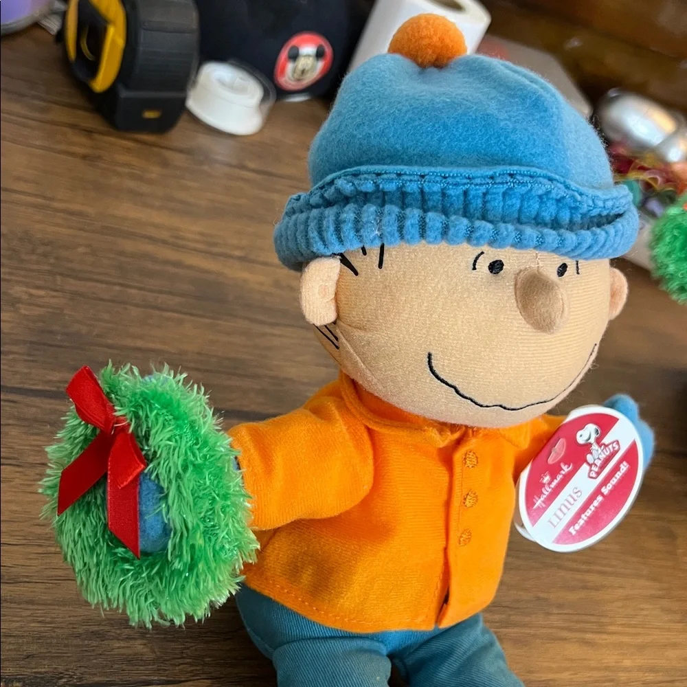 NWT Hallmark Peanuts Linus Christmas Stuffed Toy-‎ OS
